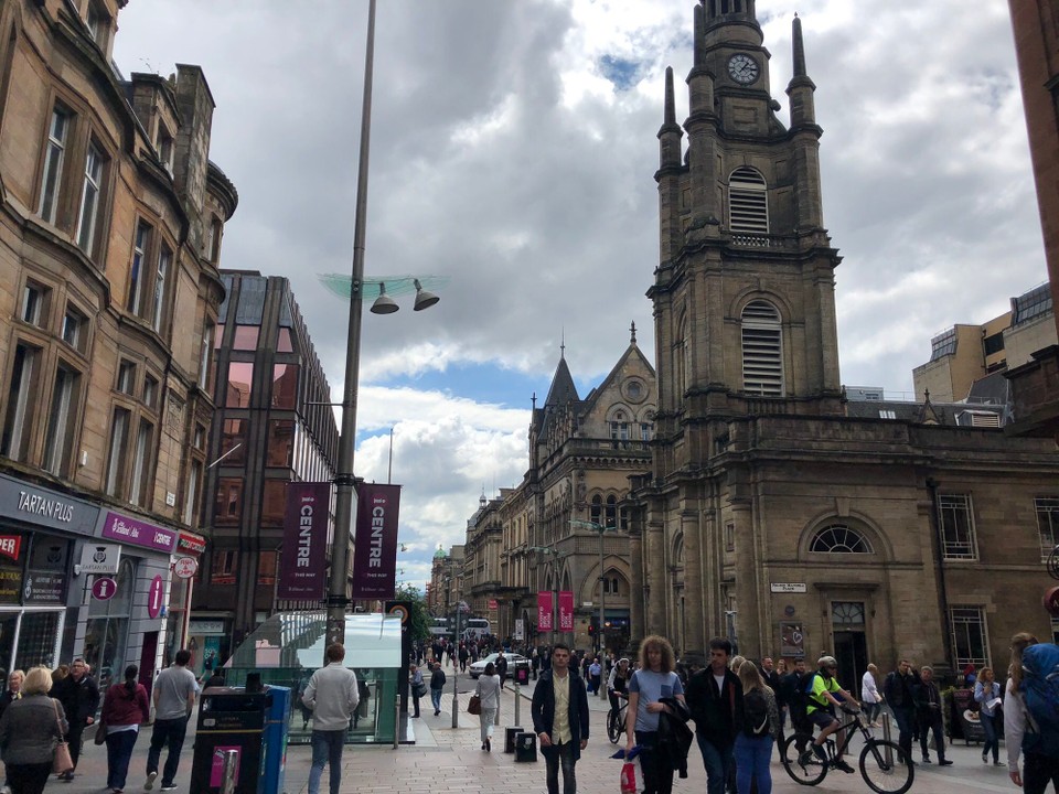 Vereinigtes Königreich - Glasgow - Nelson Mandela Place and St. George‘s-Tron Church