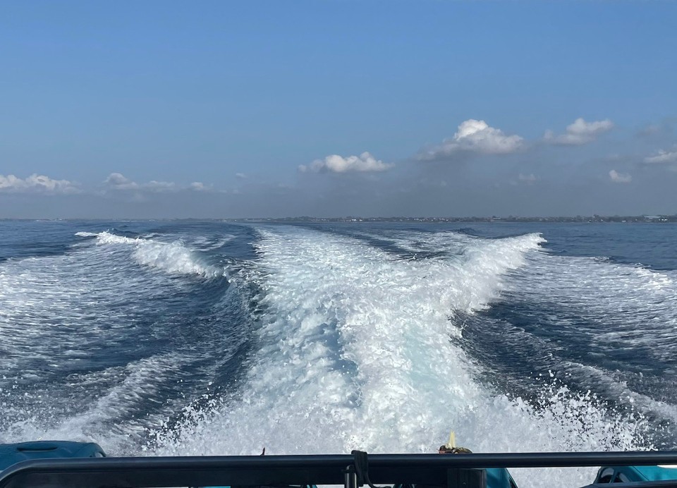 Indonesien - Kabupaten Badung - Letzter Tag, da lässt man es am Strand oder einer Liege am Pool im Hotel ausklingen. 
Wir konnten es einfach nicht, also rauf auf‘s Speedboot, und ab nach Nusa Pedia.
