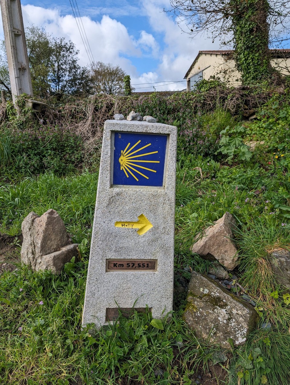 Spanien - Melide - Halbzeit! Mit 57,5 Km markiert der Stein die halbe Strecke bis nach Santiago de Compostela.