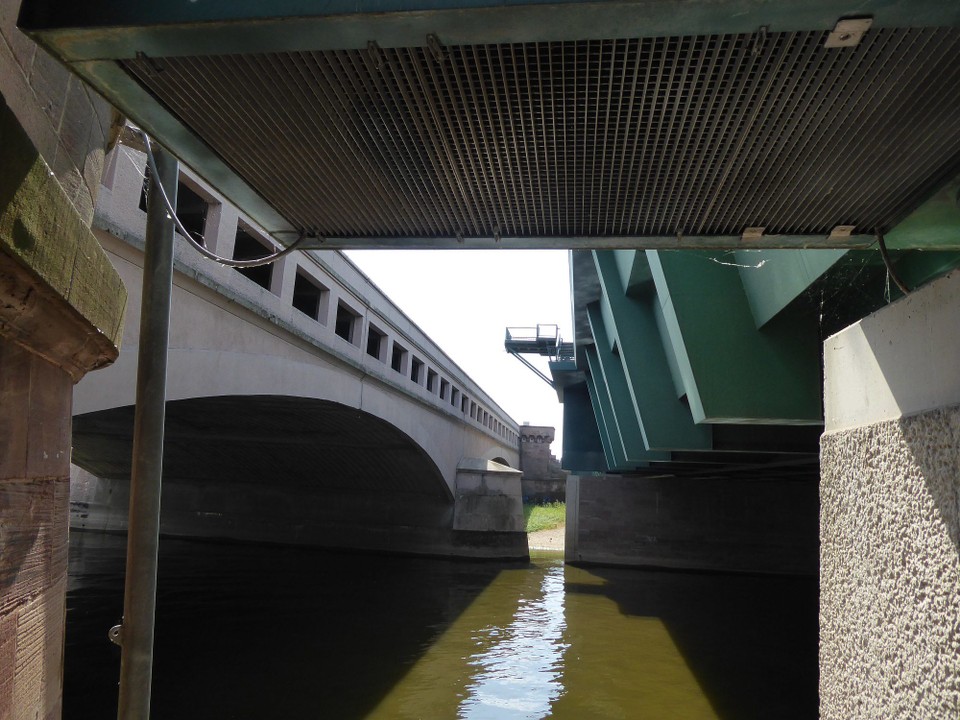 Deutschland - Minden - Das Wasserstrassenkreuz bei Minden. Hier überquert der Mittellandkanal einfach mal eben so die Weser. Es gibt sogar zwei Wege. Einen alten links und den neuen rechts. Der erste Blick von unten war schon sehr beeindruckend.