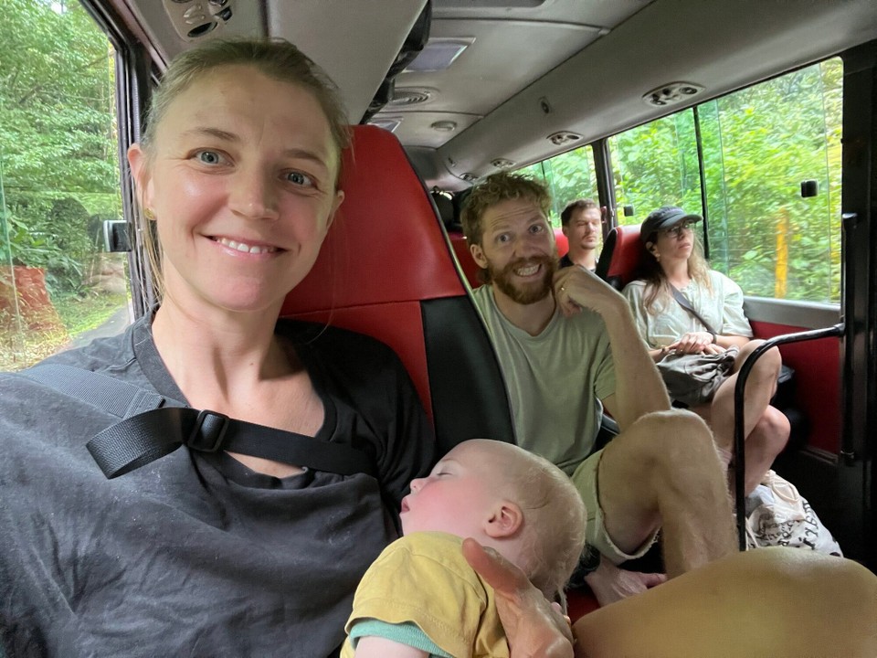 Costa Rica - Santa Elena - Busfahren kann sehr entspannt sein..wenn der Kleine schläft.