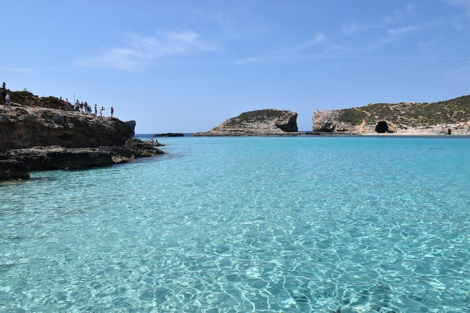Malta - Marsaxlokk - Die Lagune taucht jährlich ganz vorne in den Listen der schönsten Strände Europas auf, sie schafft es selbst in die Listen der schönsten Strände der Welt.