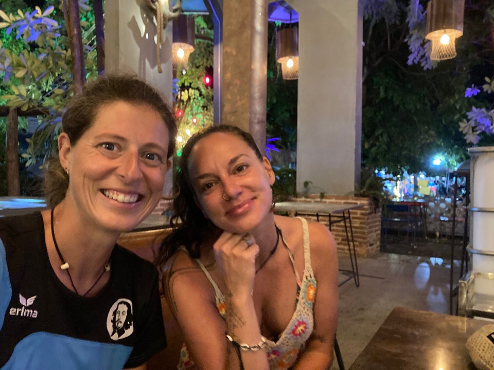 Kambodscha - Kampot - Im Anschluss geht es mit Janine (Deutschland, arbeitet als Volunteer im Hostel) noch in eine Bar 😌