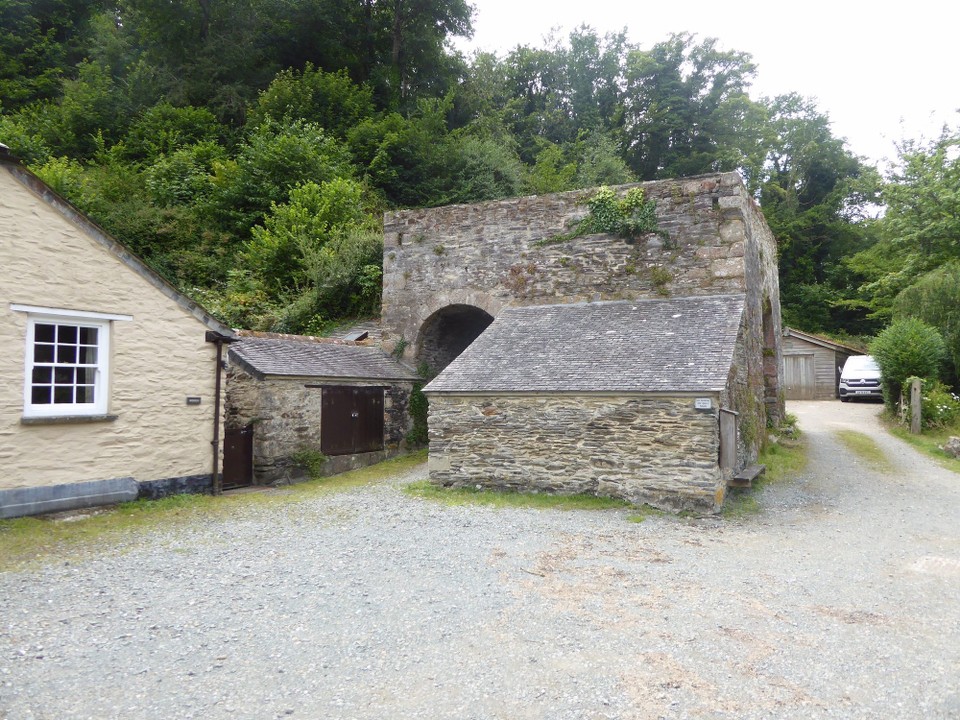 United Kingdom - Fowey - Despite its tidal location Pont Pill quay became important for trading roadstone, bricks, coal, manure and flour and exporting grain and logs. In 1814 it was a thriving community with granary, limekilns, malthouses, corn and saw mills, a beer house and a blacksmith shop.
