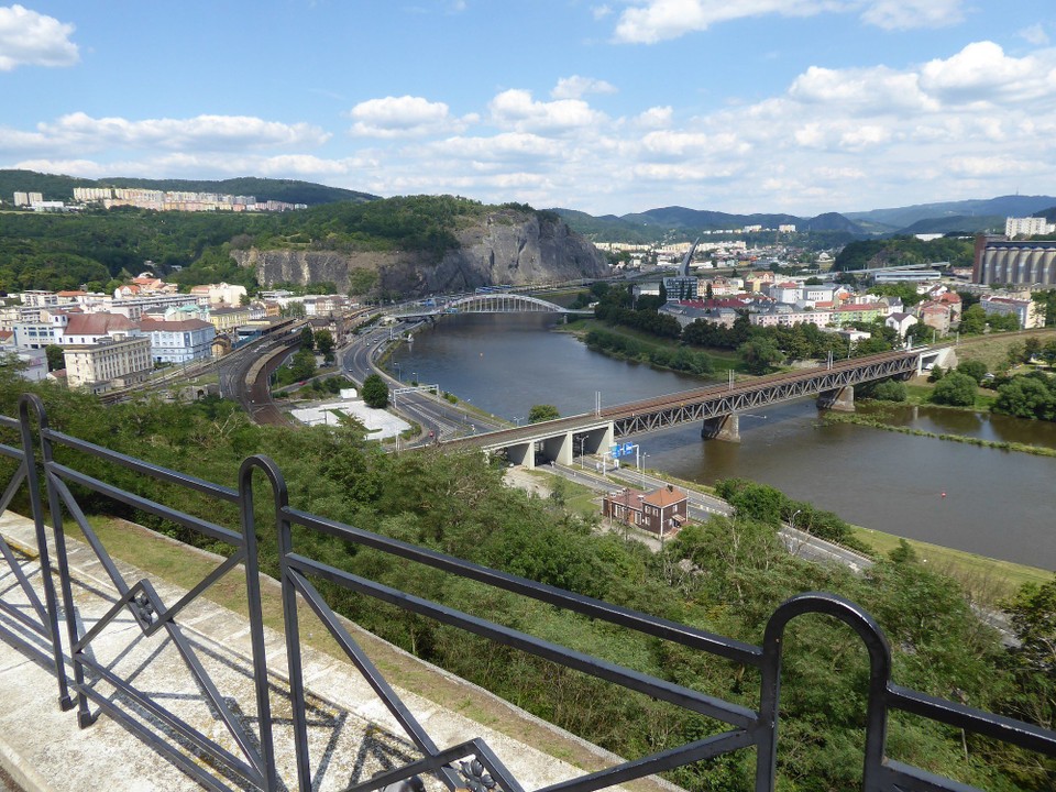 Tschechien - Ústí nad Labem - Ich war sehr früh dran und wollte noch nicht ins Hotel. Deshalb habe ich etwas ganz blödsinniges gemacht. Ich bin mit Fahrrad auf einen Berg zu einem Aussichtspunkt. Steilst bergauf im Turbo und niedrigsten Gang. Ging aber tatsächlich ziemlich gut. Oben war's schön.