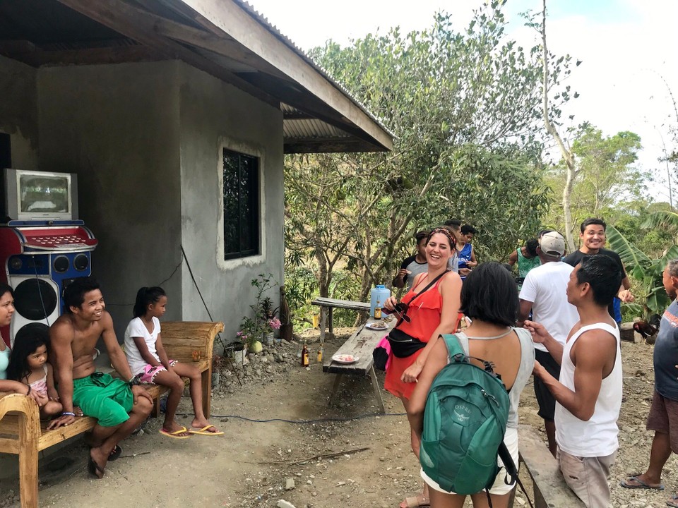 Philippines - Siquijor - Henger litt med de lokale som synger karaoke