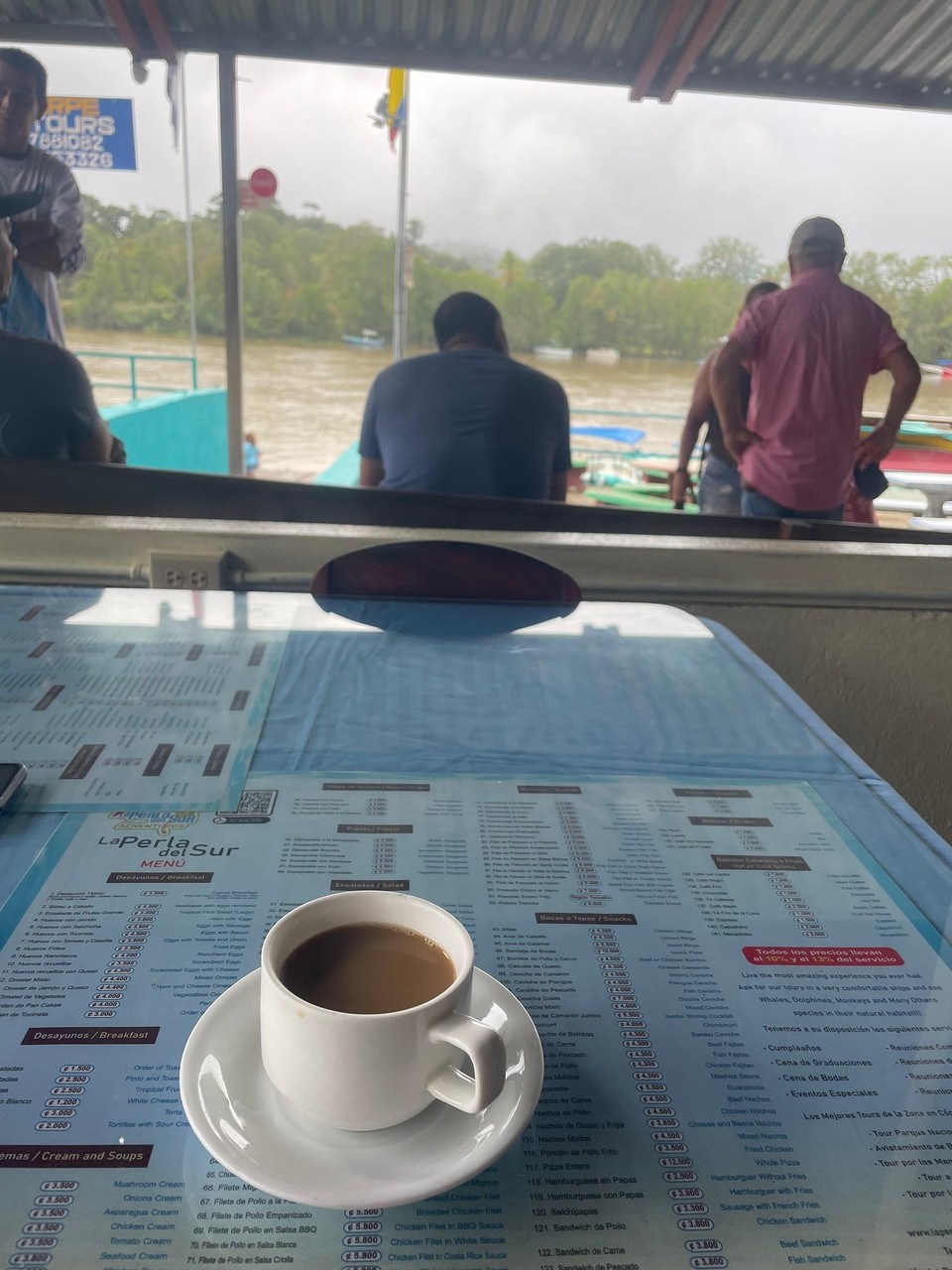 Costa Rica - Osa - Morgens um 6 Uhr hieß es Abfahrt Richtung Corcovado Nationalpark 🏞️ 

Dann erstmal ☕️ und auf die Abfahrt des Bootes 🚤 warten 