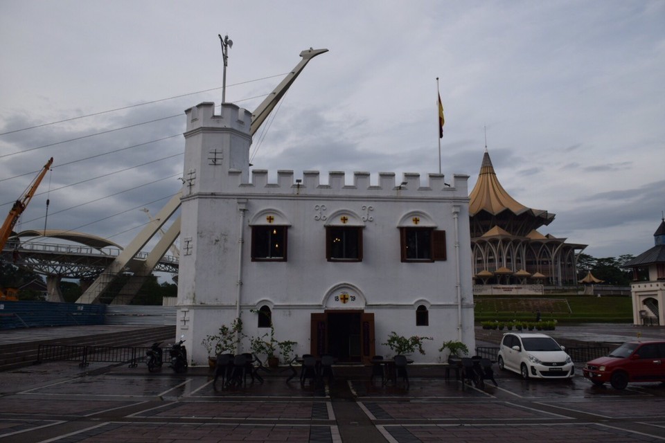 Malaysia - Kuching - Unschwer zu erkennen hat es hier heute vor unserer Ankunft kräftig geregnet, 
Der Square Tower diente zur Verteidigung gegen Piraten.