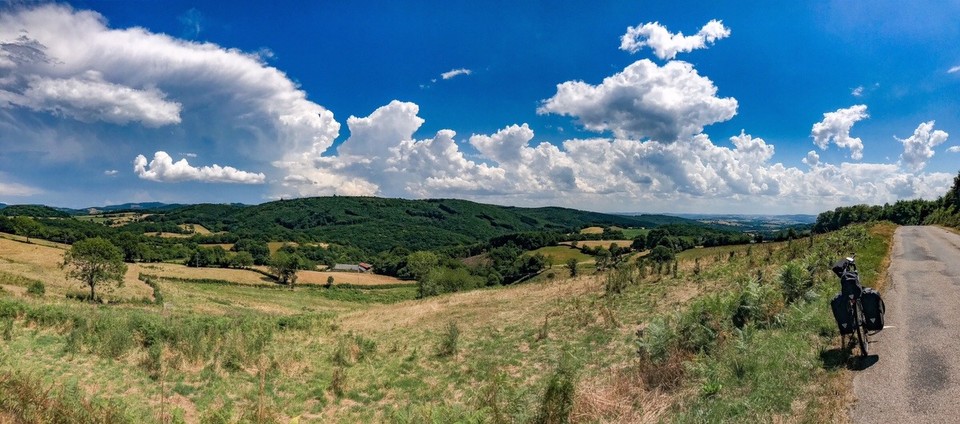 France - Saint-Honoré-les-Bains - Es ist traumhaft schön im Naturpark Morvan, aber die Anstrengungen der Strecke haben mich heute extrem gefordert.