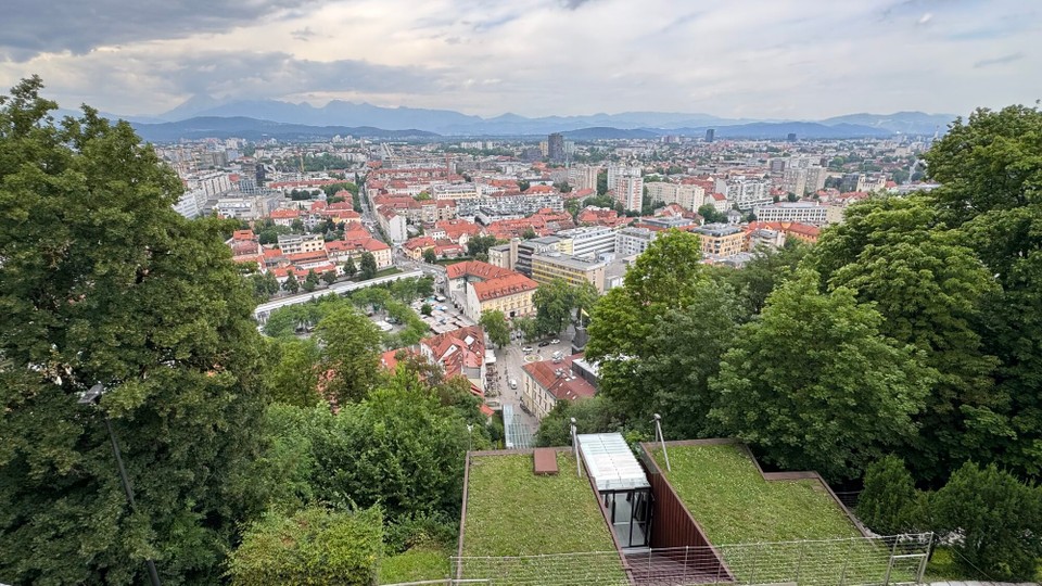 Slowenien - Ljubljana - Seit über 900 Jahren thront die Burg auf dem Hügel über der Altstadt und bietet einen herrlichen Ausblick über Ljubljana und die Umgebung.