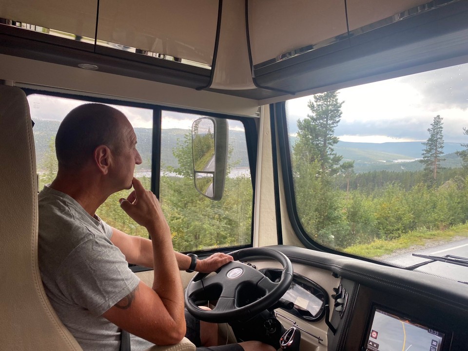 Norwegen - Steinklepp - Tobias findet die Schafe weniger witzig :-) 