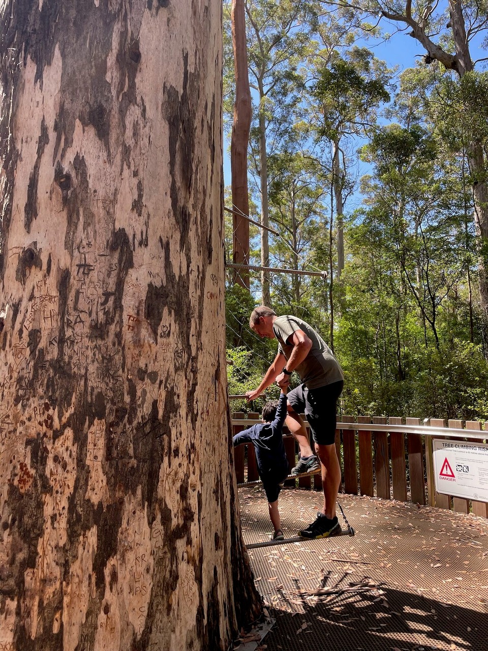 Australien - Yeagarup - Elias wollte es natürlich auch versuchen. Aber die Eltern haben es mal wieder verboten.