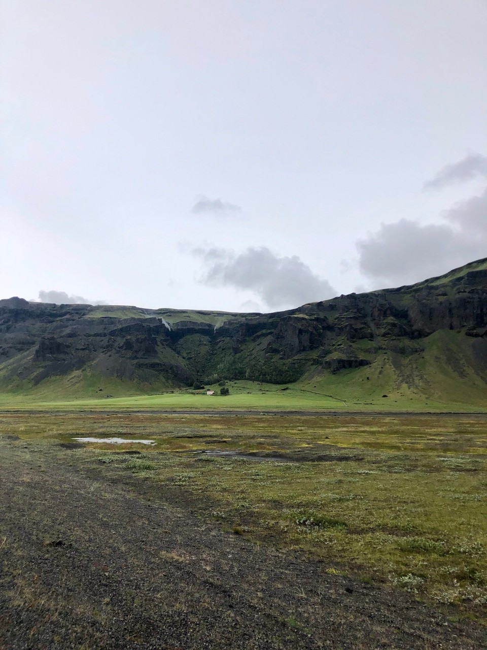 Island - Skaftárhreppur - So cool. Es ist so windig, dass die beiden kleinen Wasserfälle oberhalb vom Bauernhof einfach wegzufliegen scheinen...