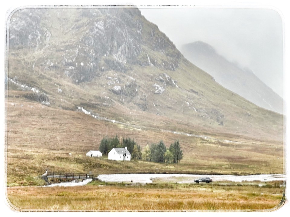 Vereinigtes Königreich - Corrour - Gegenüber eine kleine Kapelle… offensichtlich ein beliebtes Motiv?! Denn trotz des Wetters lässt sich ein Brautpaar dort fotografieren. 