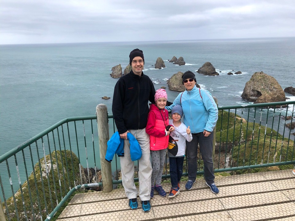 Neuseeland - Ahuriri Flat - Blick auf die Nuggets ... Felsen vor dem Leuchtturm.
Viele Seelöwen tummeln sich auf diesen Felsen.