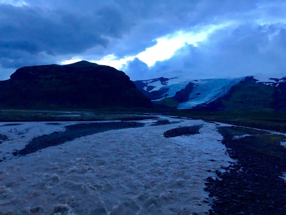 Island - Sveitarfélagið Hornafjörður - Kurz vor dem Campingplatz, den wir uns für heute rausgesucht haben, queren wir noch diesen wilden Fluss... Überall hier fliesst das Wasser vom Gletscher Vatnajökull ab. Dieser Fluss hier stammt konkret gesprochen von der Gletscherzunge Svinafellsjökull, die wir morgen besuchen werden.