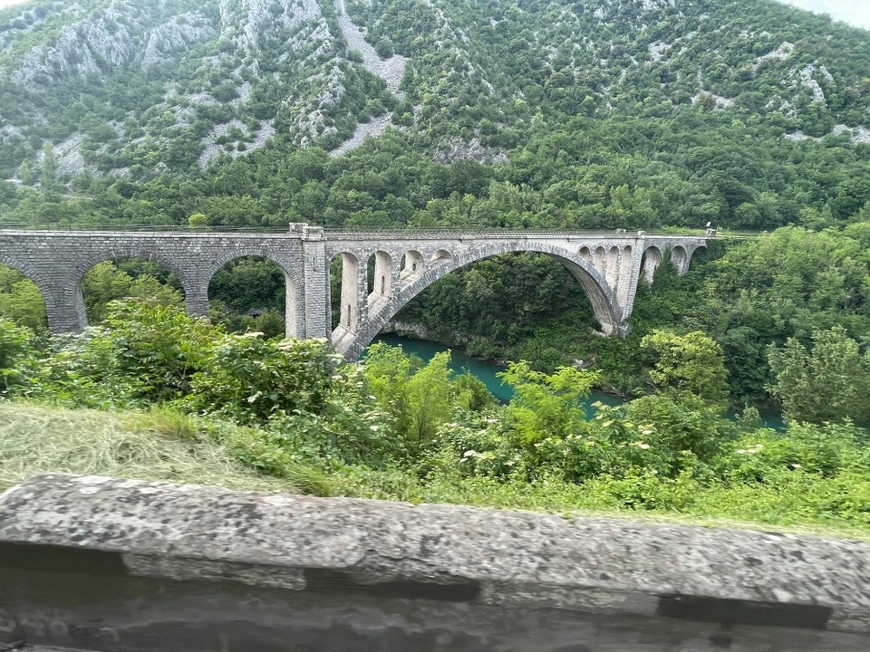 Slowenien - Dornberk - Solkan- Brücke: größte gemauerte Eisenbahn- Bogenbrücke der Welt 