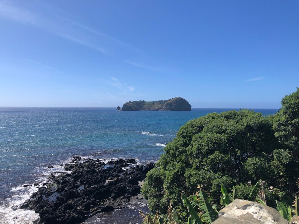 Portugal - Vila Franca Do Campo - Wir hatten uns überlegt mit dem Boot zu der kleinen Insel Ilhéu de Vila Franca do Campo rüber zu fahren, wir haben uns aufgrund der glühenden Sonne jedoch dagegen entschieden 🥵