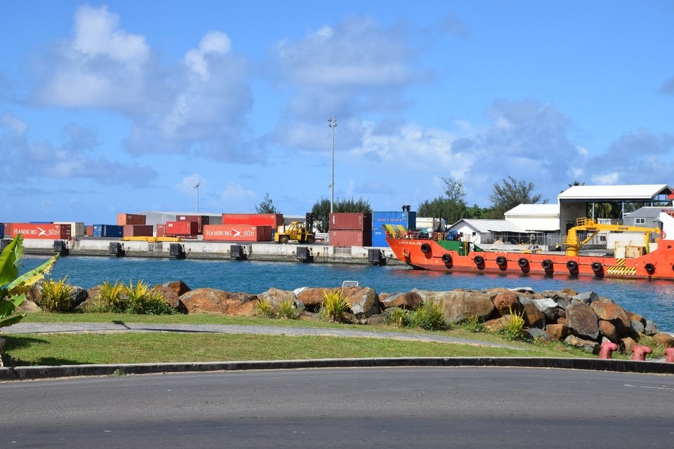Cookinseln - Rarotonga - Ein paar Container