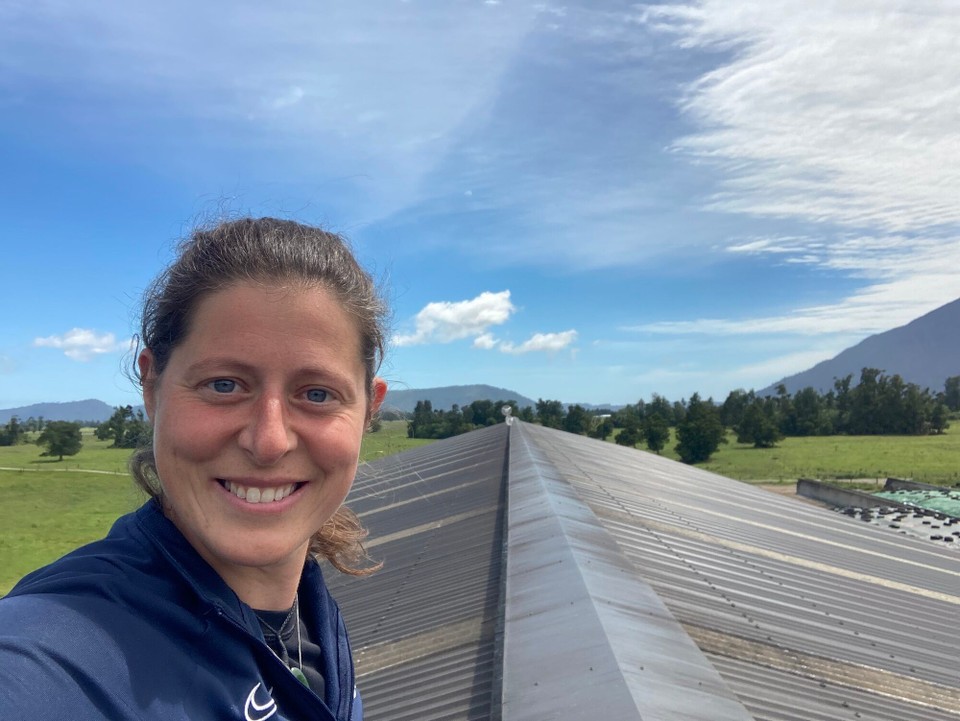 Neuseeland - Harihari - Danach müssen noch Kabel auf dem Kuhstall befestigt werden - Laurens (der Farmer) mit Höhenangst schickt eben mich aufs Dach 🤷🏻‍♀️😅