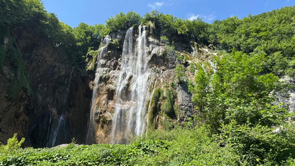 Kroatien - Zagreb - Der größte Wasserfall der Plitvicer Seen ist der Veliki Slap (Großer Wasserfall). Er ist mit einer beeindruckenden Fallhöhe von 78 Metern zugleich der höchste Wasserfall in ganz Kroatien.