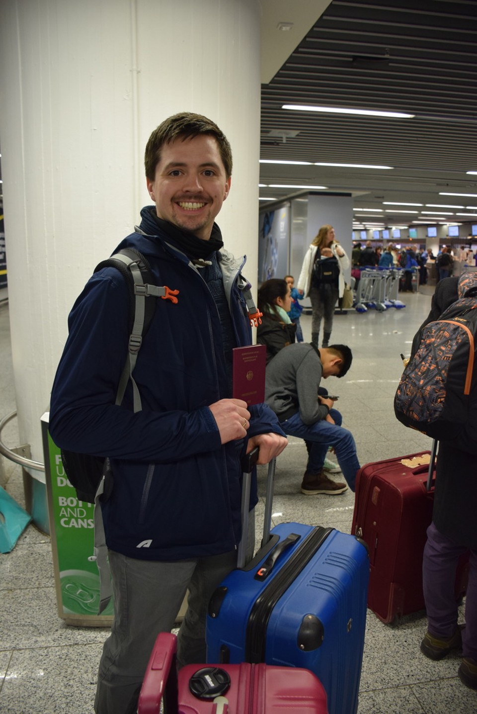 Deutschland - Frankfurt am Main - Warten auf den Check-In