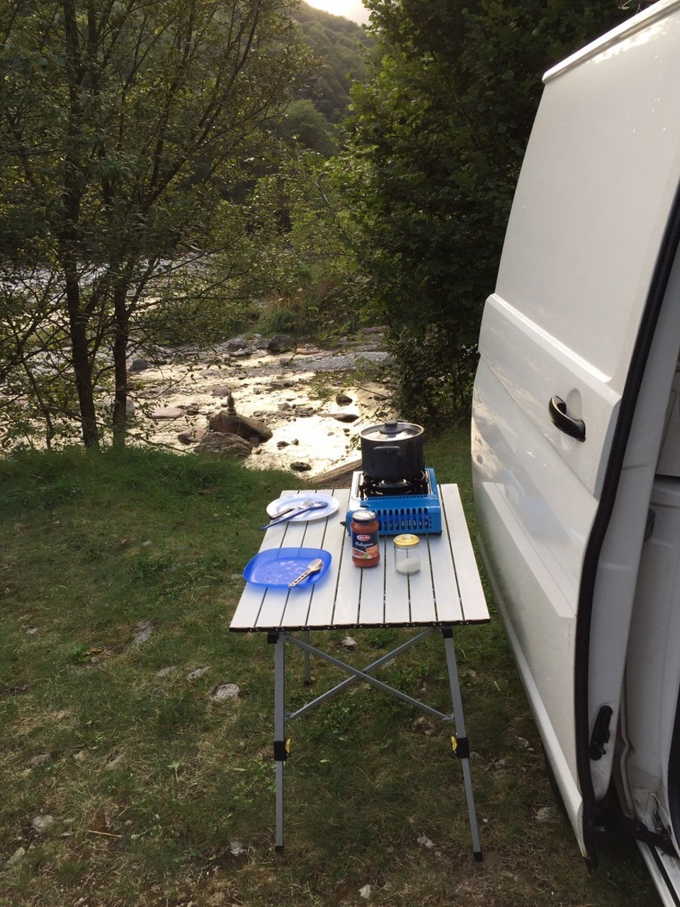 Schweiz - Brione Verzasca - Schnell war der erste Schlafplatz gefunden, jedoch für 20 SF pro Auto. Wir führen weiter und suchten einen besseren Platz. Und siehe da, die Suche hat sich gelohnt. 