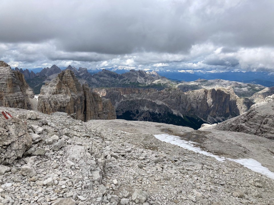 Ort bestimmen … -  - Weiter gehts immer höher, Blick auf die Puez. Im Hintergrund der Alpenhauptkamm 