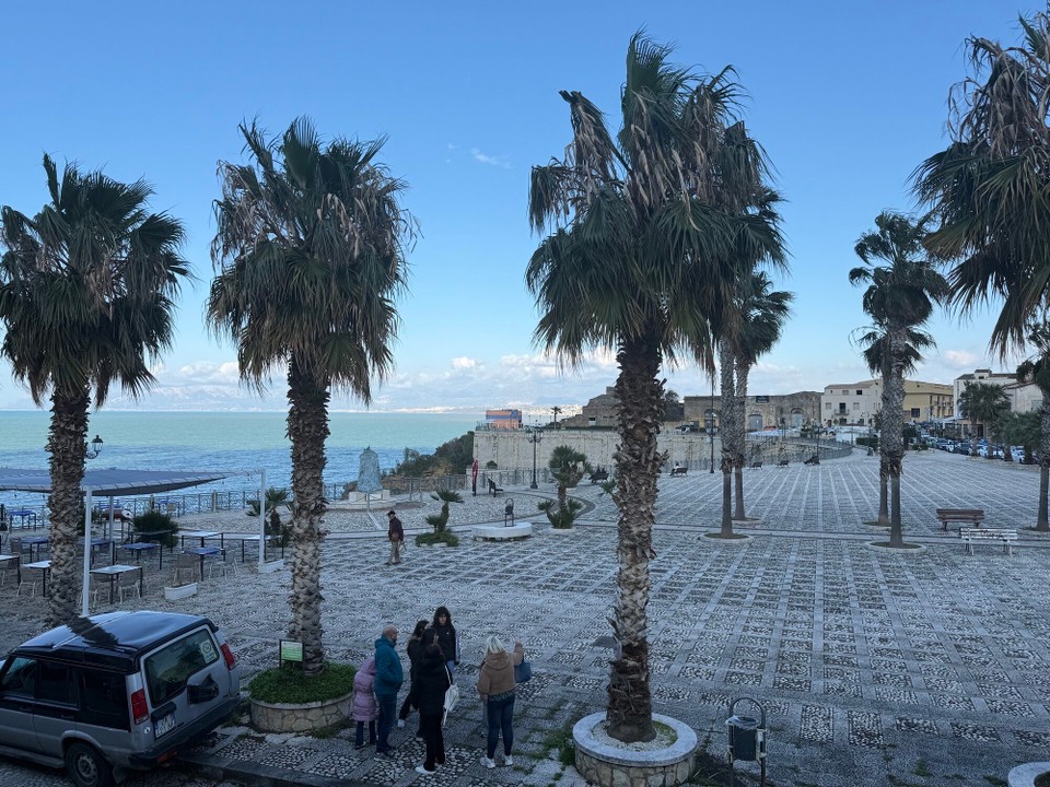 Italien - Castellammare del Golfo - Der Hotelvorplatz