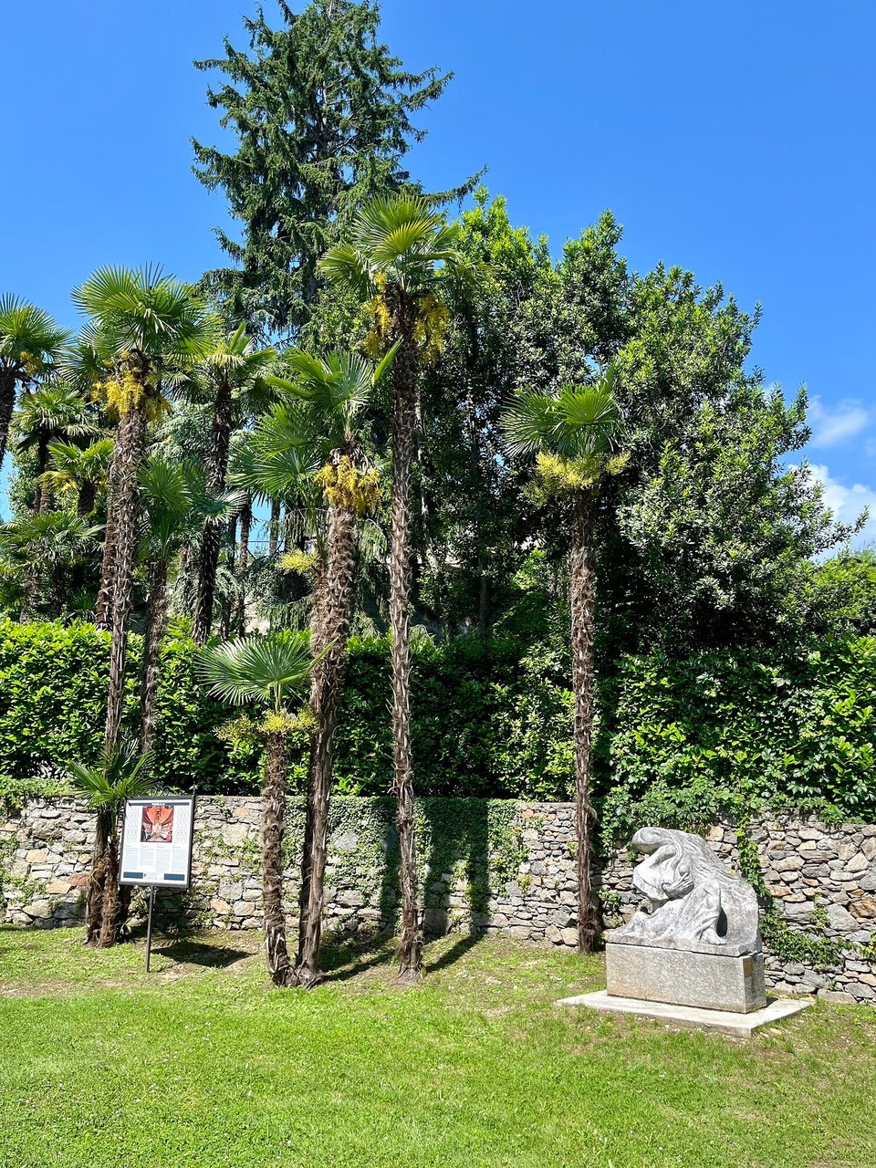Italien - Arona - Garten an der Statue mit Skulpturen berühmter Künstler!