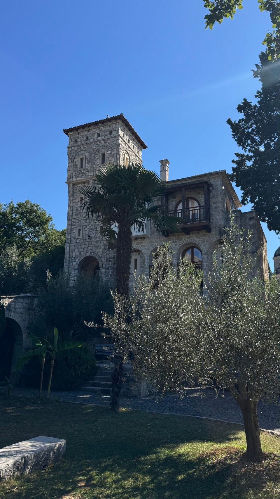 Montenegro - Cetinje - Fünf Kilometer von Trebinje entfernt liegt das Kloster Tvrdoš, es ist eines der ältesten geistlichen Bauwerke in Herzegowina. Es wurde auf den Fundamenten einer Kirche aus dem 4. Jahrhundert errichtet, was es zum ältesten lebendigen Kloster in dieser Region macht.