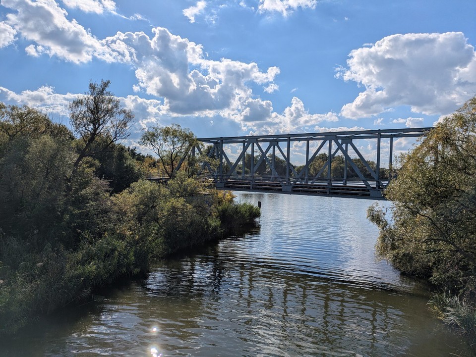 Deutschland - Brandenburg an der Havel - Was natürlich in diesem Bericht nicht wirklich rüberkommt, ist die Fahrzeit. Heute sind wir wirklich stundenlang durch Wälder, über Wiesen, am Fluss, durch Städtchen und auf Landstraßen gefahren. Immer zügig, nur kleine Stopps für Fotos.