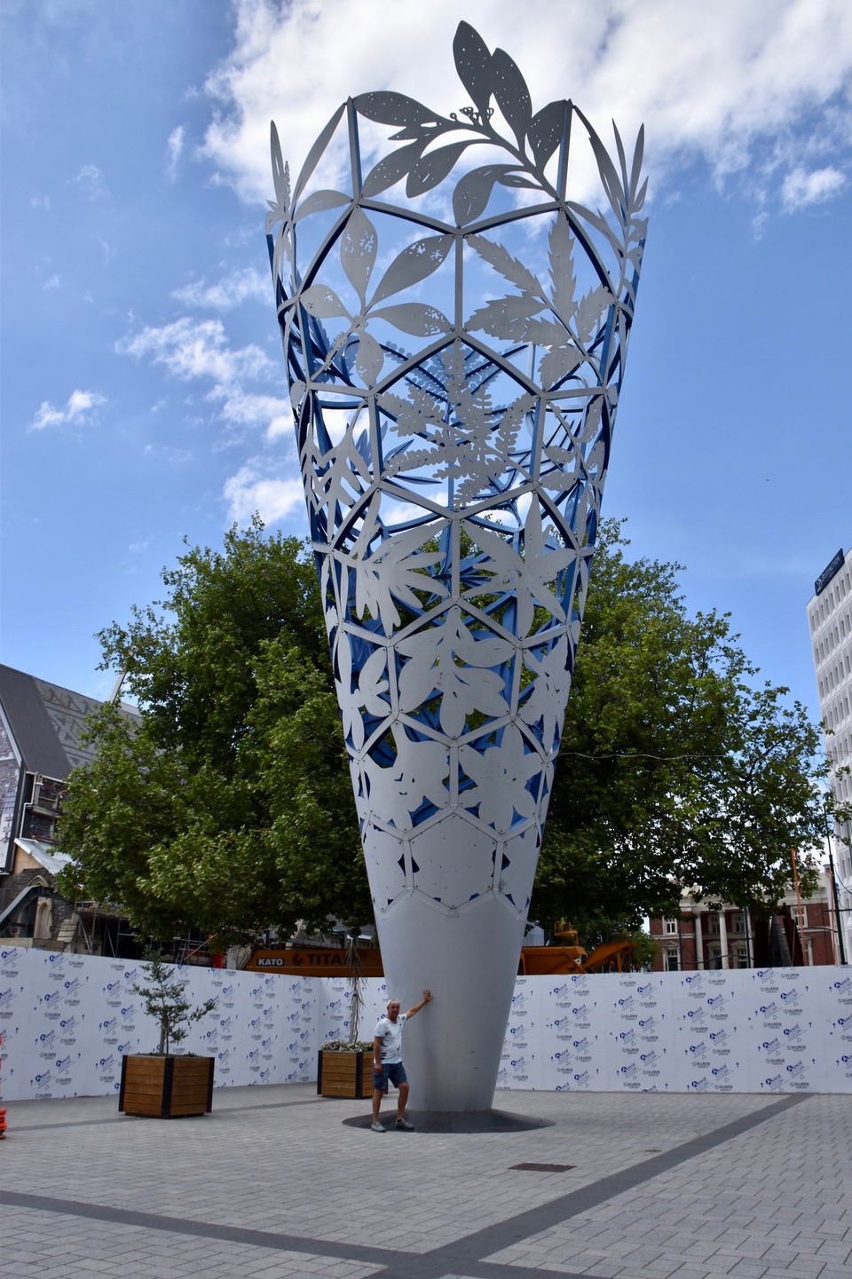 Neuseeland - Christchurch - Die Skulptur „Chalice The Sculpture“ ist ein Wahrzeichen Christchurch’s. Sie wurde vom neuseeländischen Künstler Neil Dawson 2001 zum 150-jährigen Bestehen der Stadt erbaut und befindet sich auf dem Cathedral Square.
Sie ist 18 Meter hoch und zeigt 42 Blätter neuseeländischer Pflanzen.
