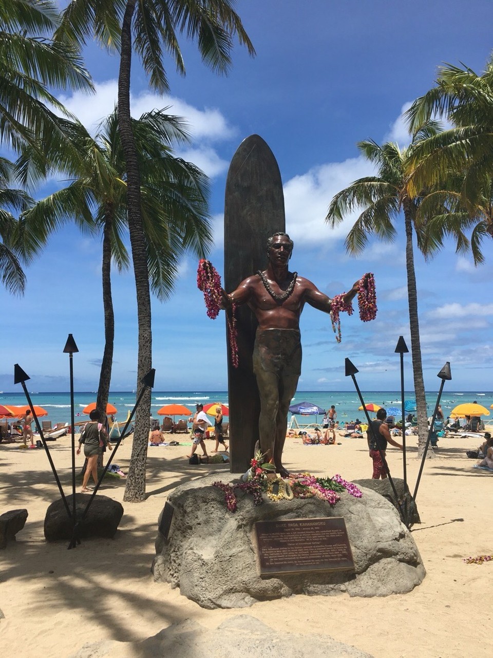 Vereinigte Staaten - Honolulu - Duke Kahanamoku - der große Surfer von Hawaii, er brachte den Surfsport in die Welt hinaus. 
Pretty cool der Typ - was viele aber an der Statue stört, ist das er nicht zum Meer hinaus schaut. Viele sind davon überzeugt, dass er selbst sich nicht mit dem Rücken zum Meer stellen würde