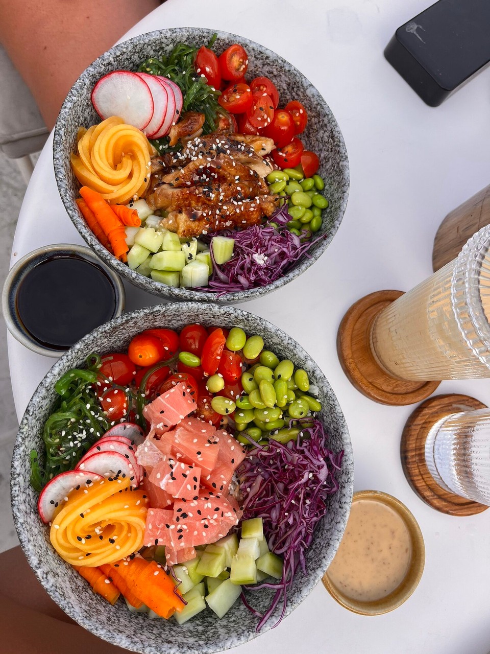 Thailand - Koh Samui - Another healthy dinner at The Cocoon restaurant - was needed indeed. A tuna poke bowl for me and a tropical smoothie 