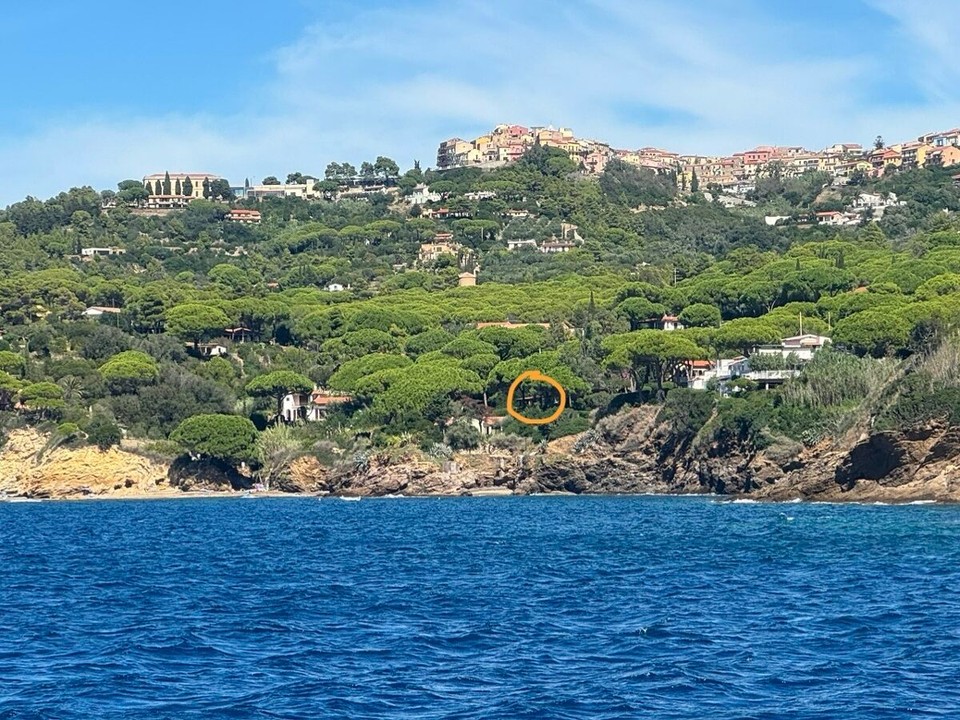 Italien - Capoliveri - Unser Häuschen, eingekreist, vom Wasser aus 