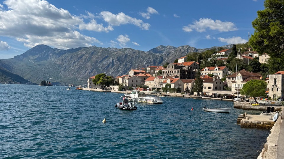 Montenegro - Kotor - Weiter geht es nach Perast, durch seine Geschichte einer der schönsten Orte in der Bucht von Kotor. 