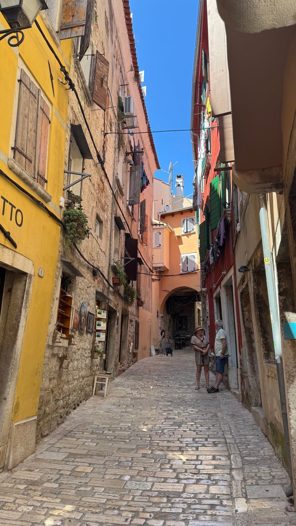 Kroatien - Rovinj - Die La Grisia Straße ist zentrale Weg durch die Altstadt von Rovinj. Sie führt vom Fuß der Altstadt, hinauf bis zur Kirche der Hl. Euphemia.
Der Weg hinauf ist ein charmante Labyrinth aus kleinen Gassen und Plätze.