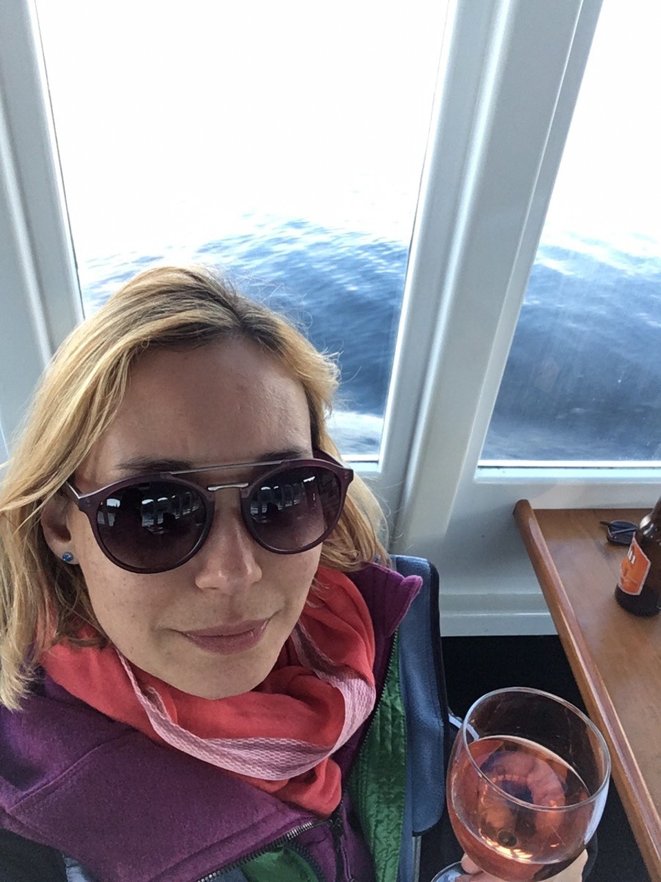 Neuseeland - Taupo - Wine and beer and pizza at lake Taupo cruise to Maori Felsen