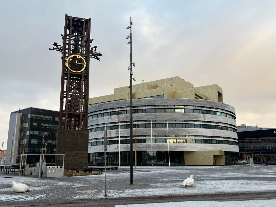 Schweden - Jukkasjärvi - Neues Rathaus mit Turm vom alten Rathaus 