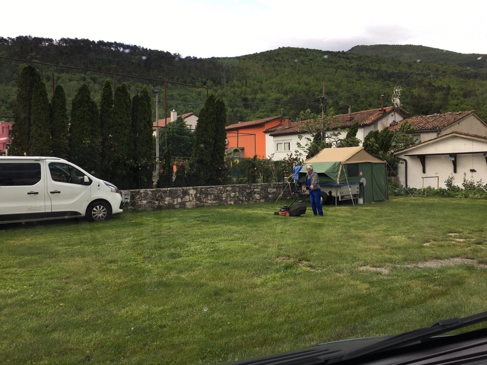 Slowenien - Vipava - Unser Campingplatz - der Besitzer mäht den Rasen