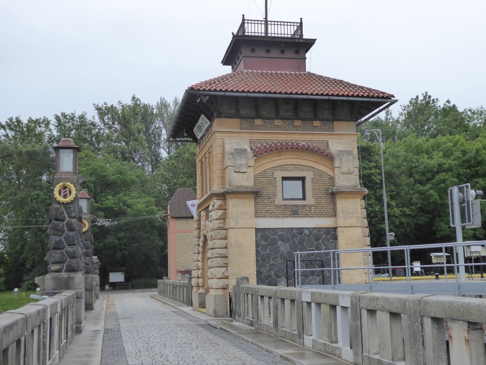 Tschechien - Prag - Vor dem eigentlichen Fluss kam aber erstmal ein Kanal mit einer hübschen Schleuse. Der Fahrradweg ging leider nicht direkt an der Abzweigung vorbei, sondern machte einen Umweg.