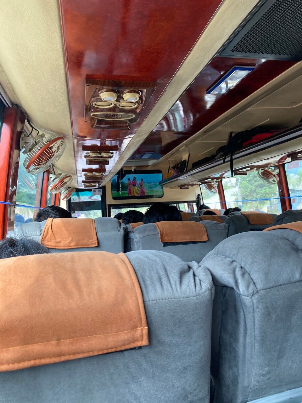 Nepal - Kathmandu - Irgendwann startet dann auch ein Nepalesischer Film mit Gesang und Tanzeinlagen 😂