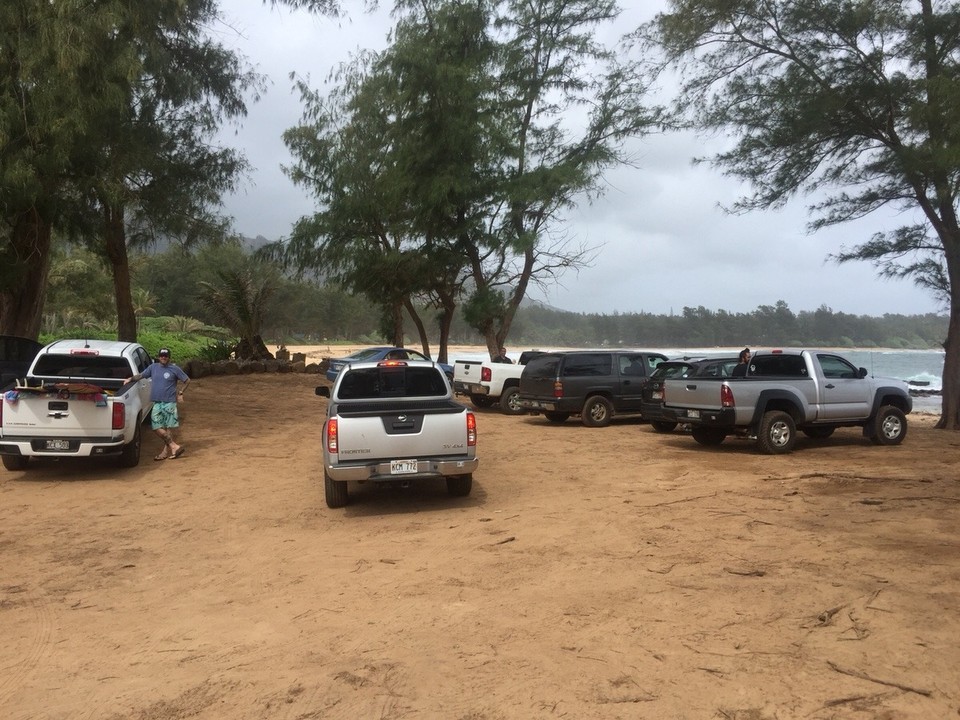 Vereinigte Staaten - Kapaa - Die Autos der Surfer am Anahola Beach