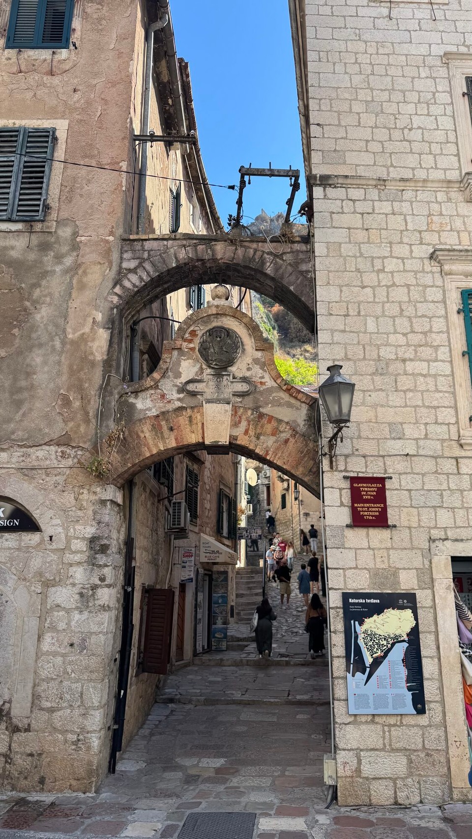 Montenegro - Kotor - Uns erwartet ein wirklich wunderschönes, herausgeputztes Städtchen mit schmalen Gässchen, hübschen Plätzen und eindrucksvollen Bauwerken.