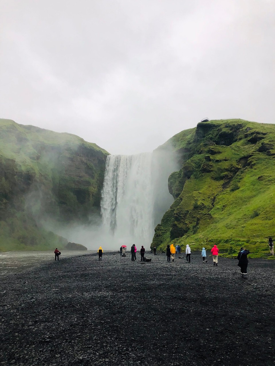 Island - Rangárþing eystra - Es ist aber auch speziell, dass man so gut und nah an den unteren Teil des Wasserfalles heran gehen kann…