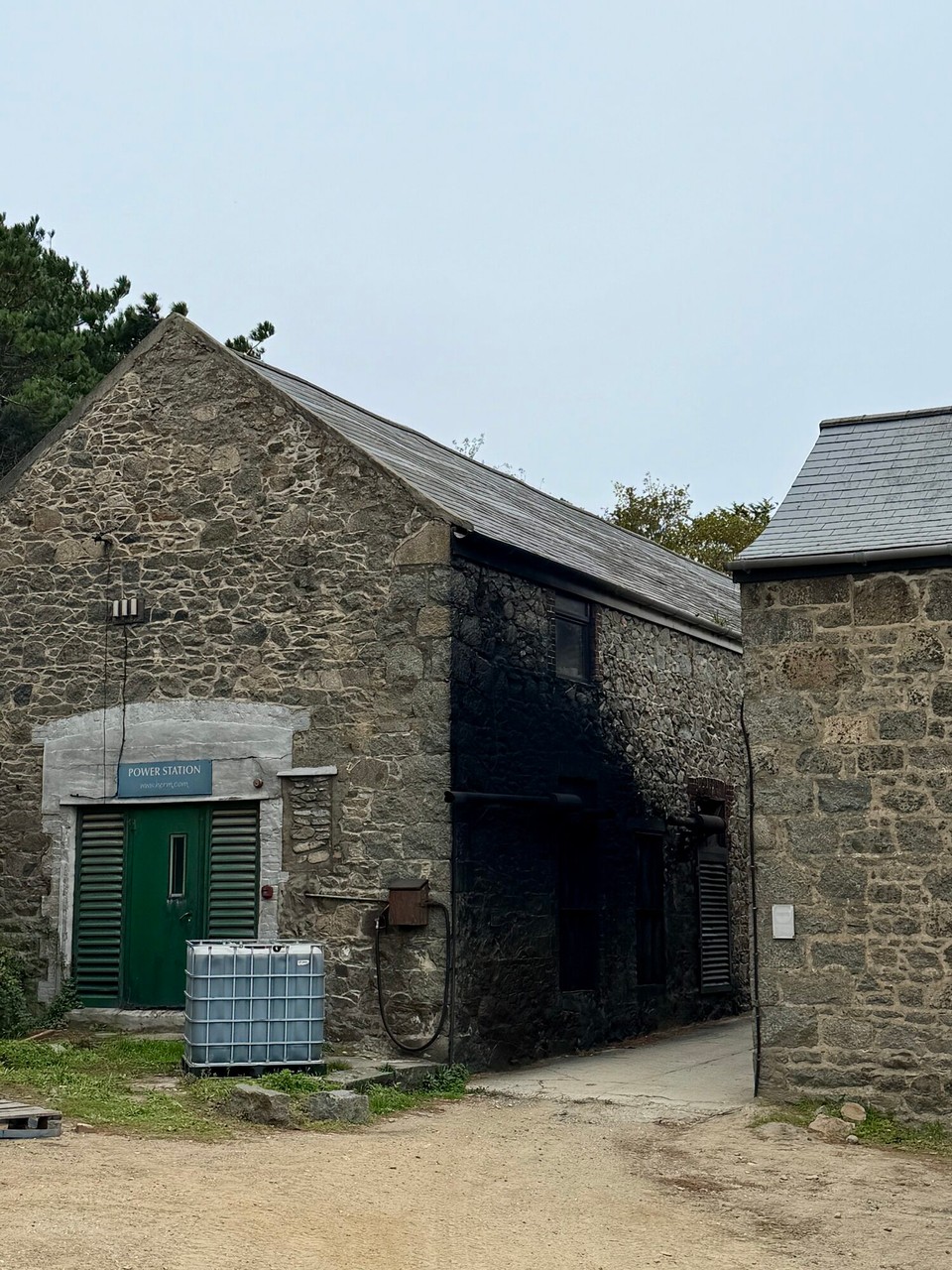 Vereinigtes Königreich - St Peter Port - Stromproduktion hör-, riech- und sichtbar