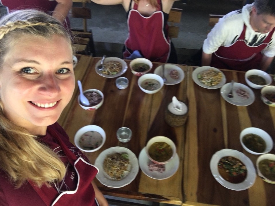 Thailand - Chiang Mai - Erste Runde: Kokusnuss Suppe mit Huhn, Pad Thai und gelbes Hühnercurry. yummy!