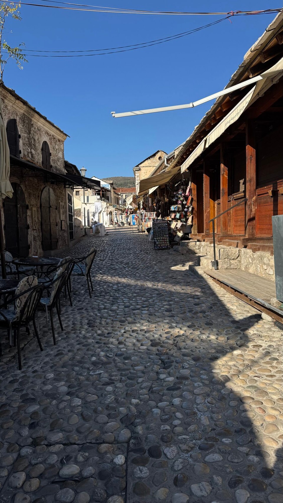 Bosnien und Herzegowina - Grad Trebinje - Guten Morgen, zum Glück scheinen alle Touristen und Händler noch zu schlafen. Wenn die kleinen Geschäfte öffnen, wimmelt es hier vor Menschen. Kujundžiluk ist die älteste und bekannteste Basarstraße in der historischen Altstadt von Mostar, die sich direkt an die berühmte Stari most anschließt.