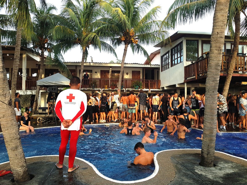 Nicaragua - San Juan del Sur - Sunday Funday Pool Crawl